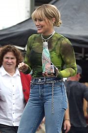 Hilary Duff - Takes a break while filming 'Lizzie McGuire' in Los Angeles
