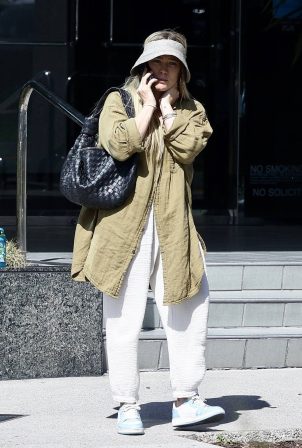 Hilary Duff - Taking her kids to Color Me Mine in Studio City