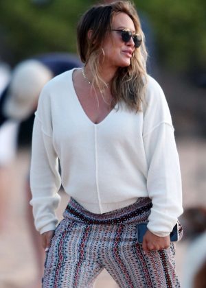 Hilary Duff - Walking on the beach in Maui
