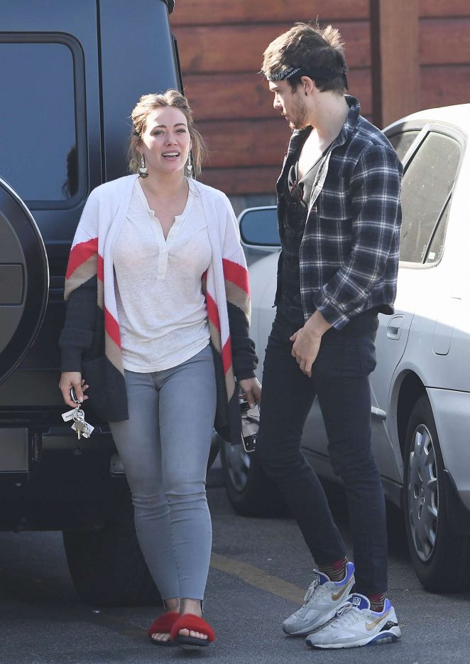 Hilary Duff with Matthew Koma in front of their veterinarian in LA
