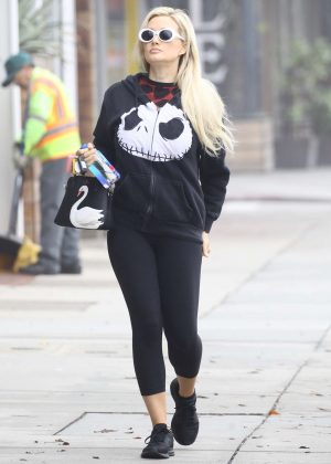 Holly Madison - Heads to Yoga class in Los Angeles
