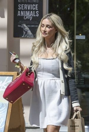 Holly Madison - Pictured at Erewhon Market in Los Angeles