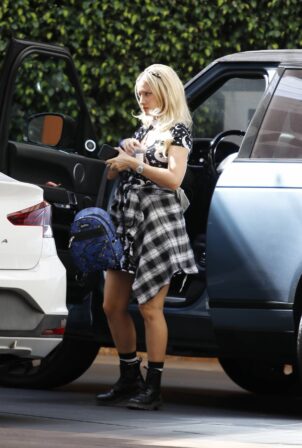 Holly Madison - Shopping candids in Los Angeles