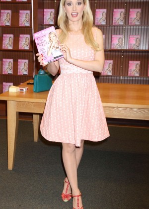 Holly Madison - Signing her new book 'Down the Rabbit Hole' in Las Vegas