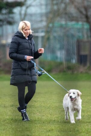 Holly Willoughby - Seen walking her golden retriever