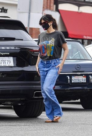 Idina Menzel - In loose jeans seen at Sweet Rose Creamery in Brentwood