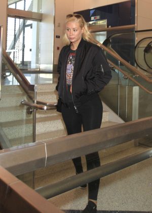 Iggy Azalea catches a flight out of Los Angeles