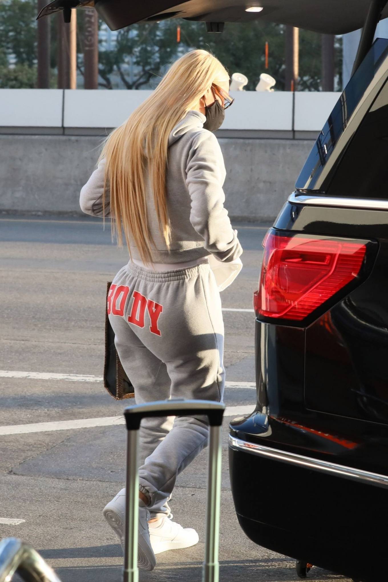 Iggy Azalea 2020 : Iggy Azalea – In grey sweatpants catches a flight with her baby out of LAX-07