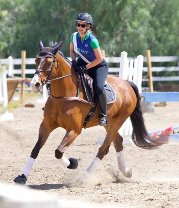 Iggy Azalea - Takes horseback riding lessons in Malibu