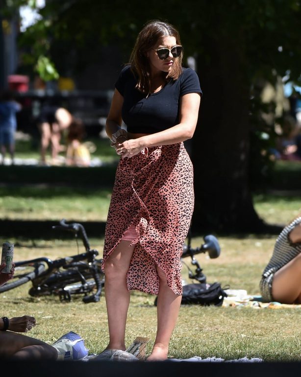 Imogen Thomas - Enjoying a picnic at her local park in Chelsea