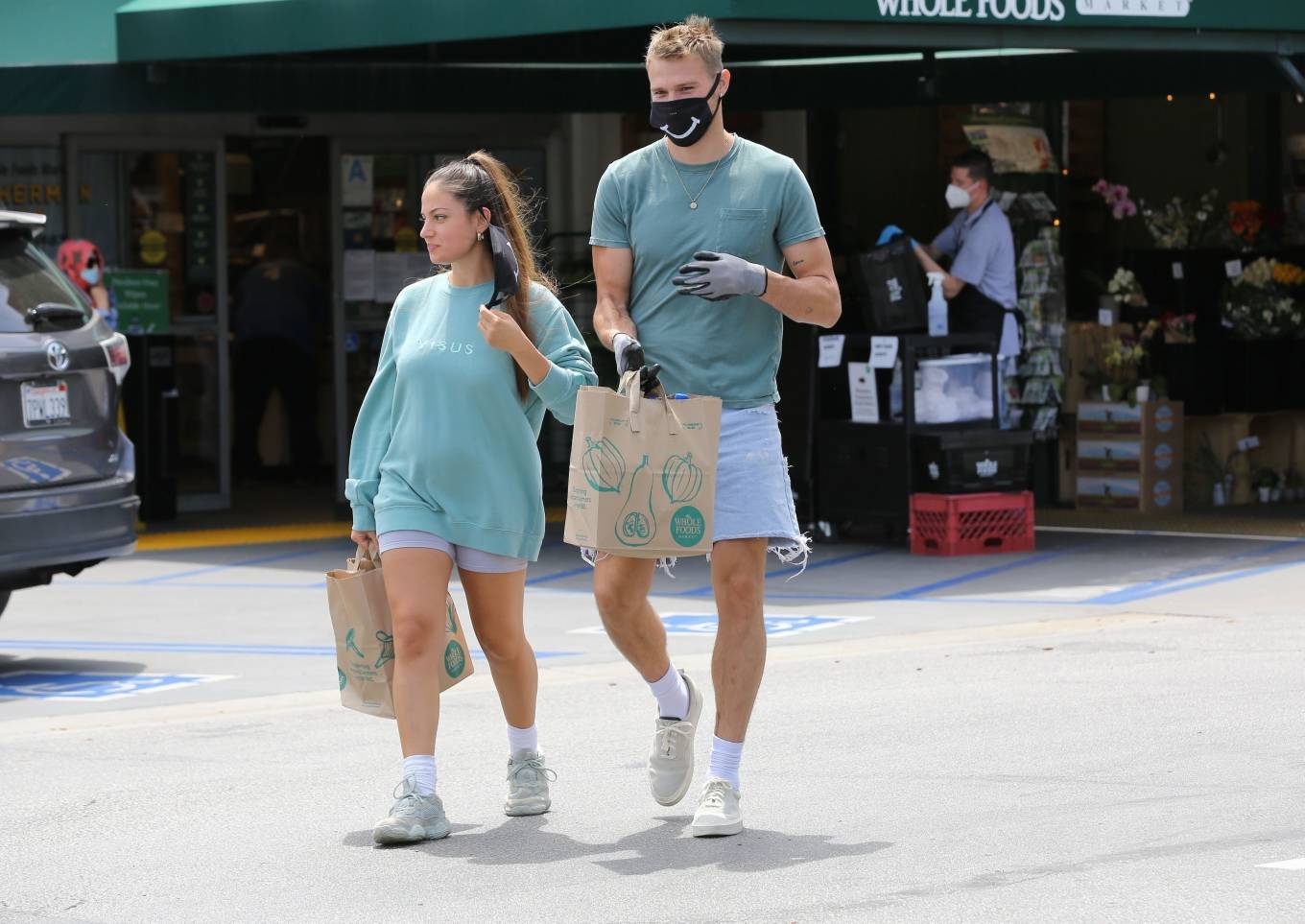 Inanna Sarkis with her boyfriend Matthew Noszka at Whole Food in Los Angeles