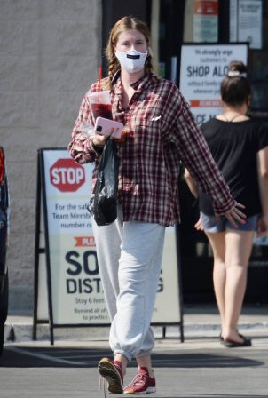 Ireland Baldwin - Buys iced tea and beer at Latino grocery store in LA