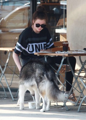 Ireland Baldwin - Lunching With A friend at Le Pain Quotidien