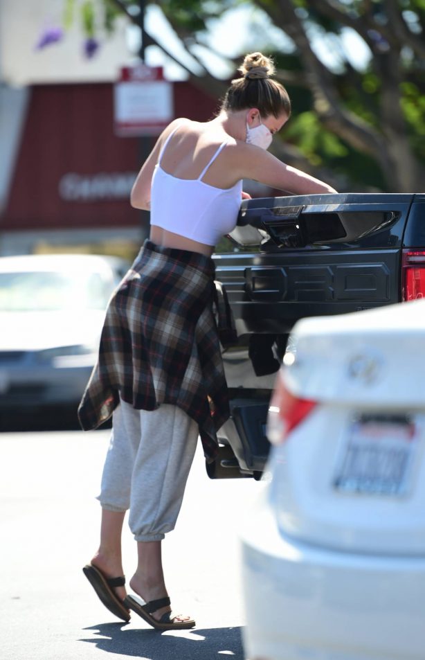 Ireland Baldwin - Shopping candis in Los Angeles