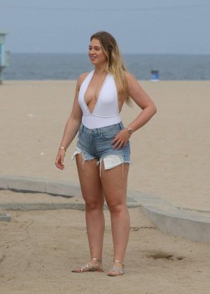Iskra Lawrence - Films a Project at Venice Beach in LA