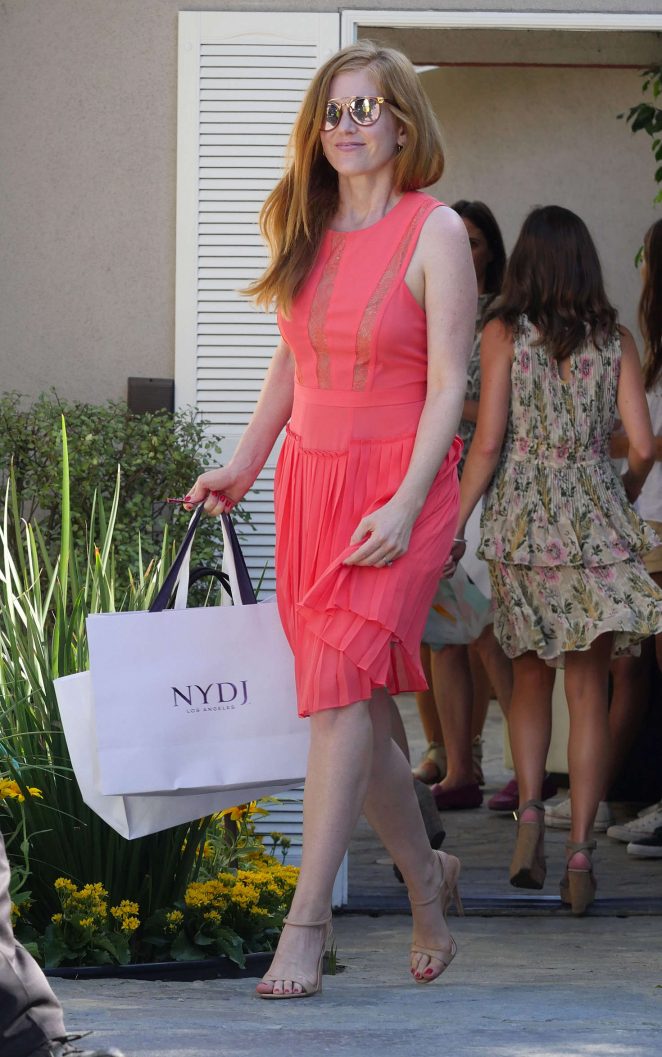 Isla Fisher - Arriving to The in Style Gifting Suite in Brentwood