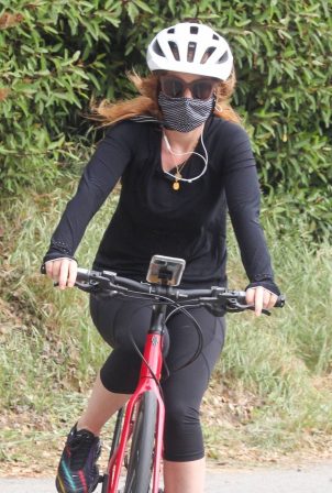 Isla Fisher - Bicycle riding in Los Angeles