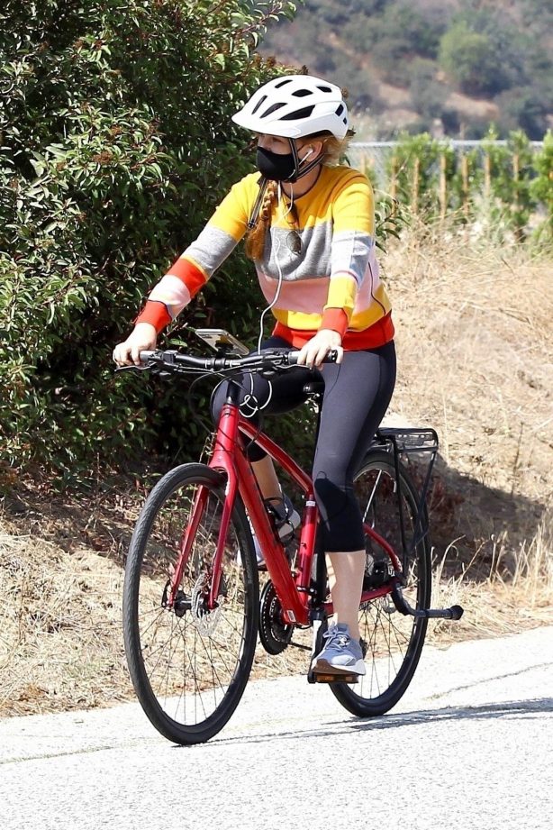 Isla Fisher - Bike ride on the streets of Hollywood Hills