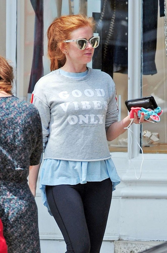Isla Fisher in Leggings - Out and about in London