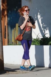 Isla Fisher in Leggings - Out and about in Los Angeles