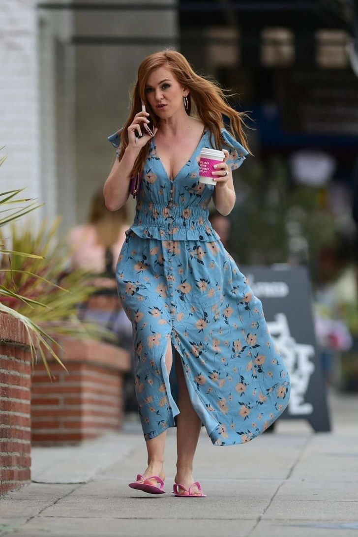 Isla Fisher - Leaving a nail salon in Los Angeles