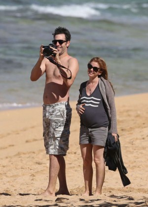 Pregnant Isla Fisher in Shorts on the Beach With Hubby Sacha Baron Cohen in Hawaii