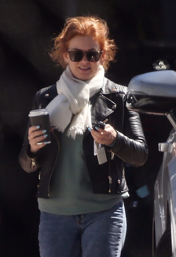 Isla Fisher - Out for a coffee in Perth - Western Australia