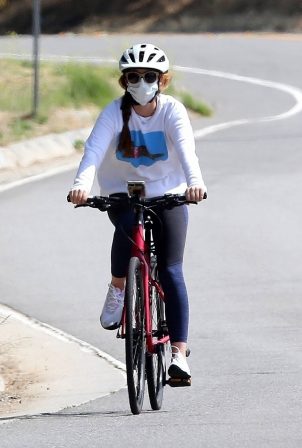 Isla Fisher - Riding her bike in Los Angeles