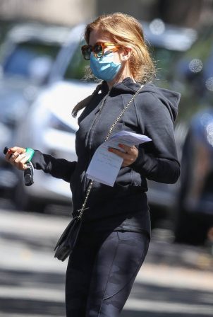 Isla Fisher - Seen at a doctor’s office in Double Bay in Sydney