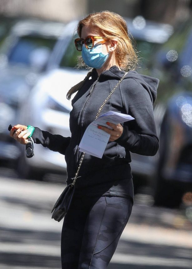 Isla Fisher - Seen at a doctor’s office in Double Bay in Sydney