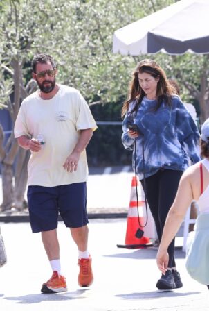 Jackie Sandler - Steps out for breakfast at the Country Mart in Brentwood