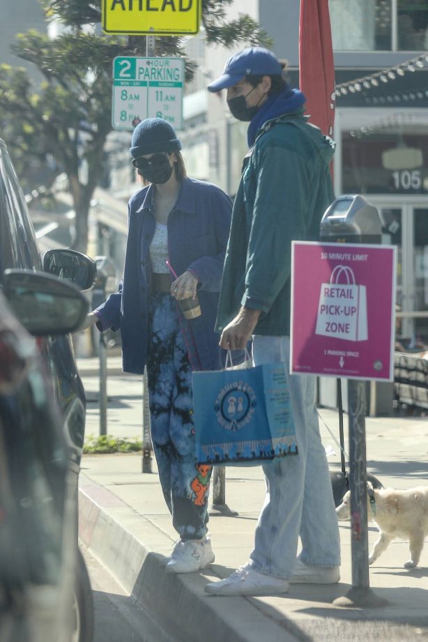 Jacob Elordi and Kaia Gerber - Seen picking up dog food in West Hollywood