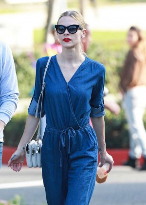 Jaime King - Coldwater Canyon Park in Beverly Hills