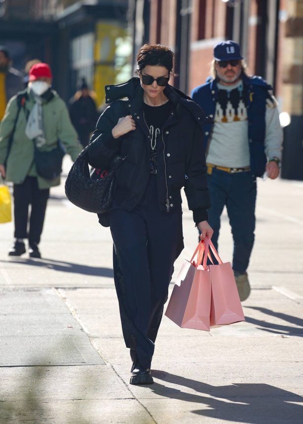 Jaimie Alexander - Spotted on shopping spree in New York