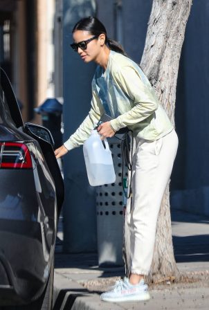 Jamie Chung - Shopping candids at Whole Foods in West Hollywood