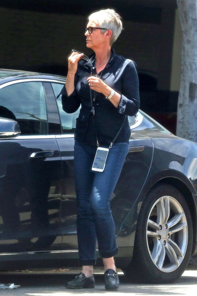 Jamie Lee Curtis - In Jeans Out And About In Beverly Hills