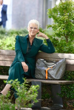 Jamie Lee Curtis - Steps out in New York