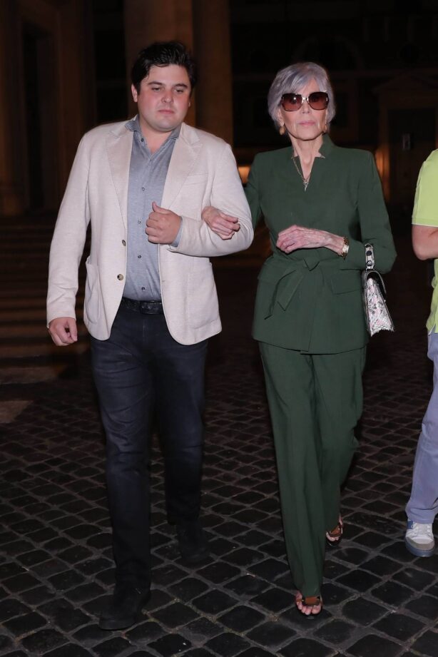 Jane Fonda - Dining at the Ristorante Il Bolognese in Rome