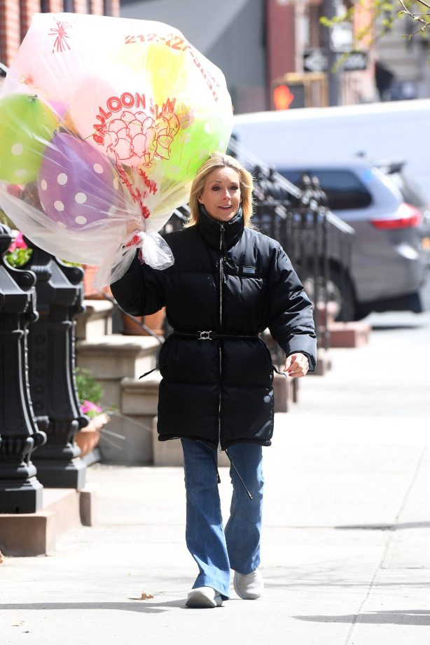 Jane Krakowski - Seen with load of balloons on Easter in New York