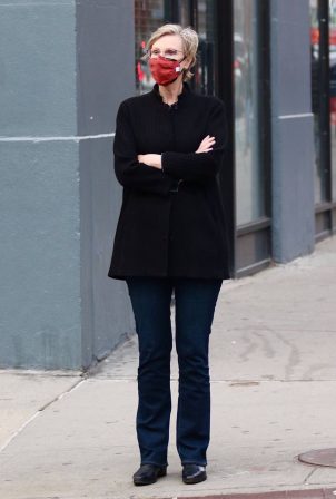Jane Lynch - Out for a stroll in Manhattan