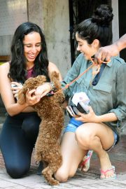 Janhvi Kapoor - Plays with a puppy in Mumbai