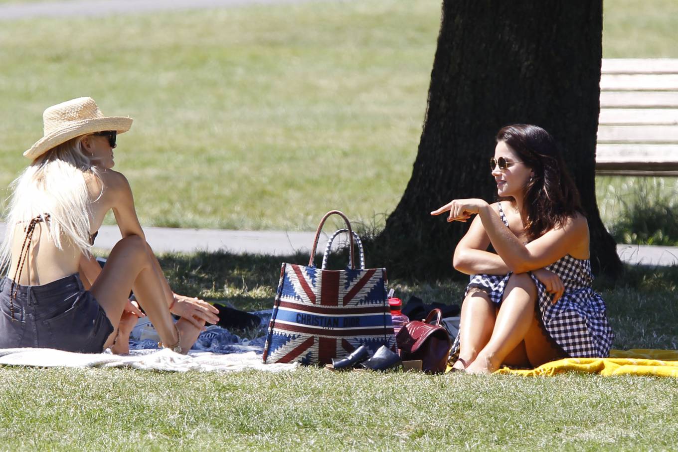 Jenna Coleman 2020 : Jenna Coleman - Enjoying a picnic with a female friend...