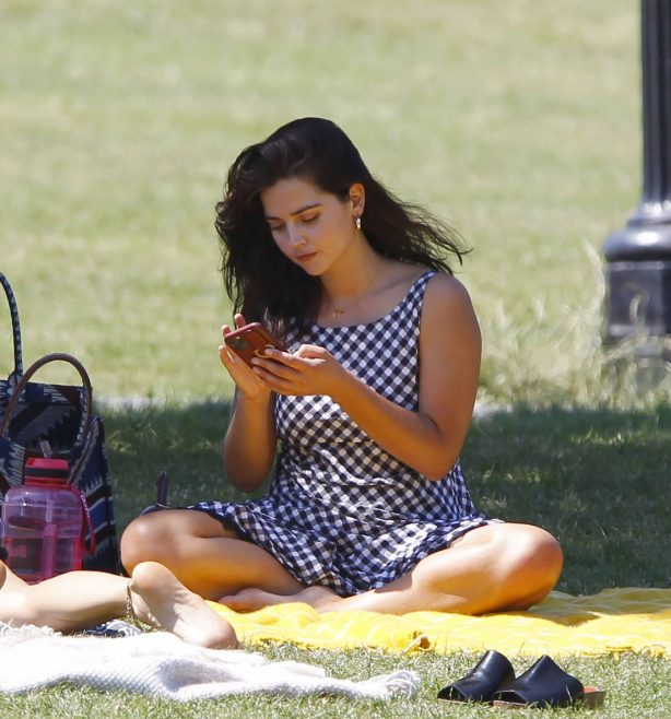 Jenna Coleman - Enjoying a picnic with a female friend in a London park