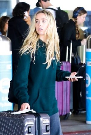 Jenna Davis - Arriving on a flight at LAX Airport in Los Angeles
