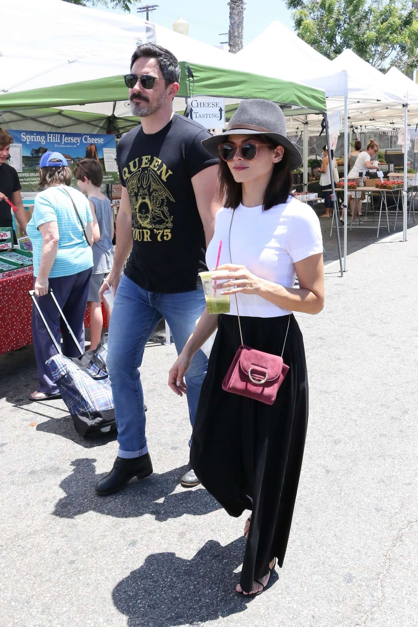 Jenna Dewan â€“ Shopping at a Farmerâ€™s Market in Studio City