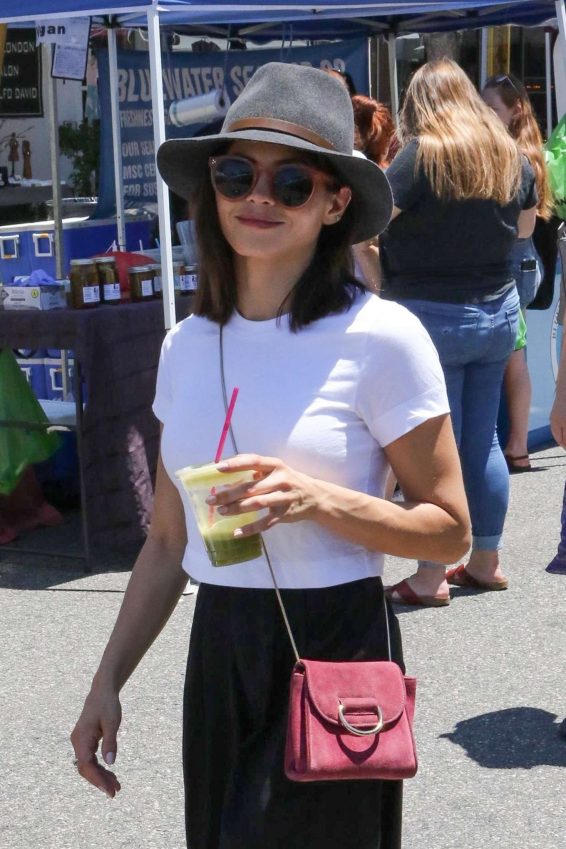 Jenna Dewan - Shopping at a Farmer's Market in Studio City