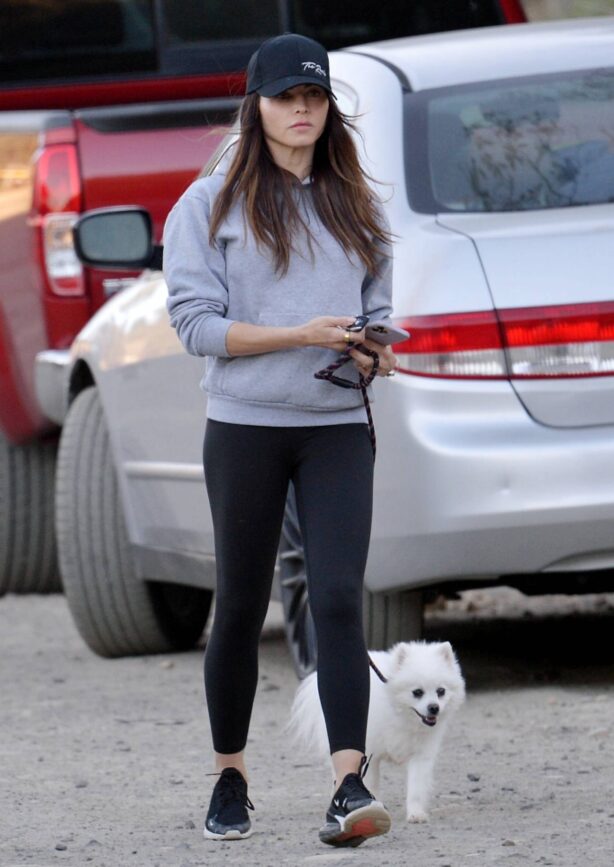 Jenna Dewan - Takes her mini white Japanese spitz Meeka for a hike in the Santa Monica