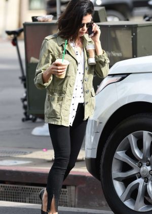 Jenna Dewan Tatum - Heads to Starbucks in Los Angeles