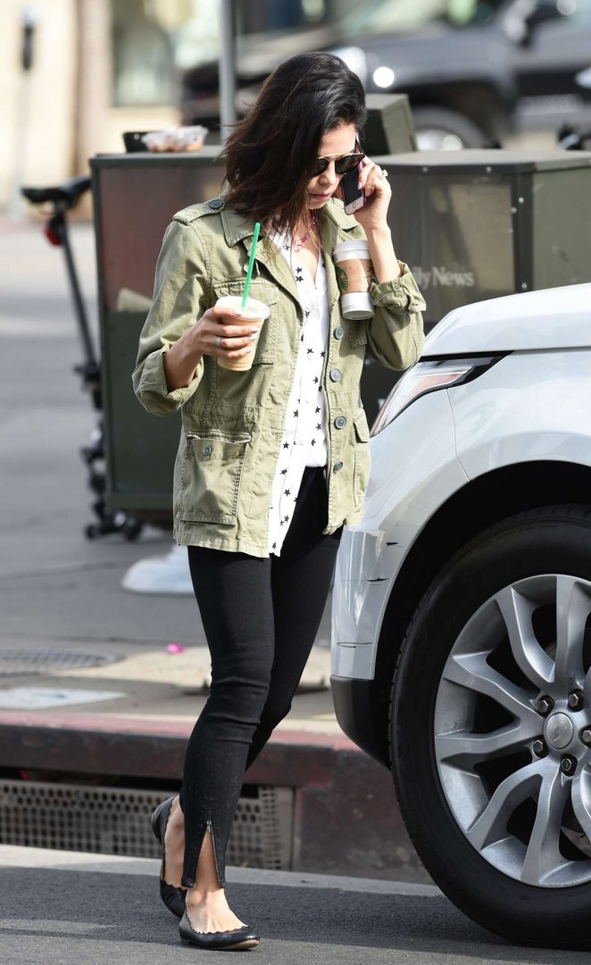 Jenna Dewan Tatum - Heads to Starbucks in Los Angeles