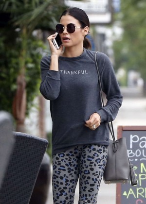 Jenna Dewan Tatum in tights getting lunch in Studio City